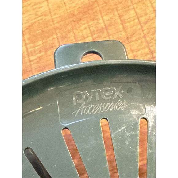 Vintage SET 2 PYREX ACCESSORIES MEASURE-MATES 32 oz Measuring Cup GRATER & JUICE - Picture 5 of 9